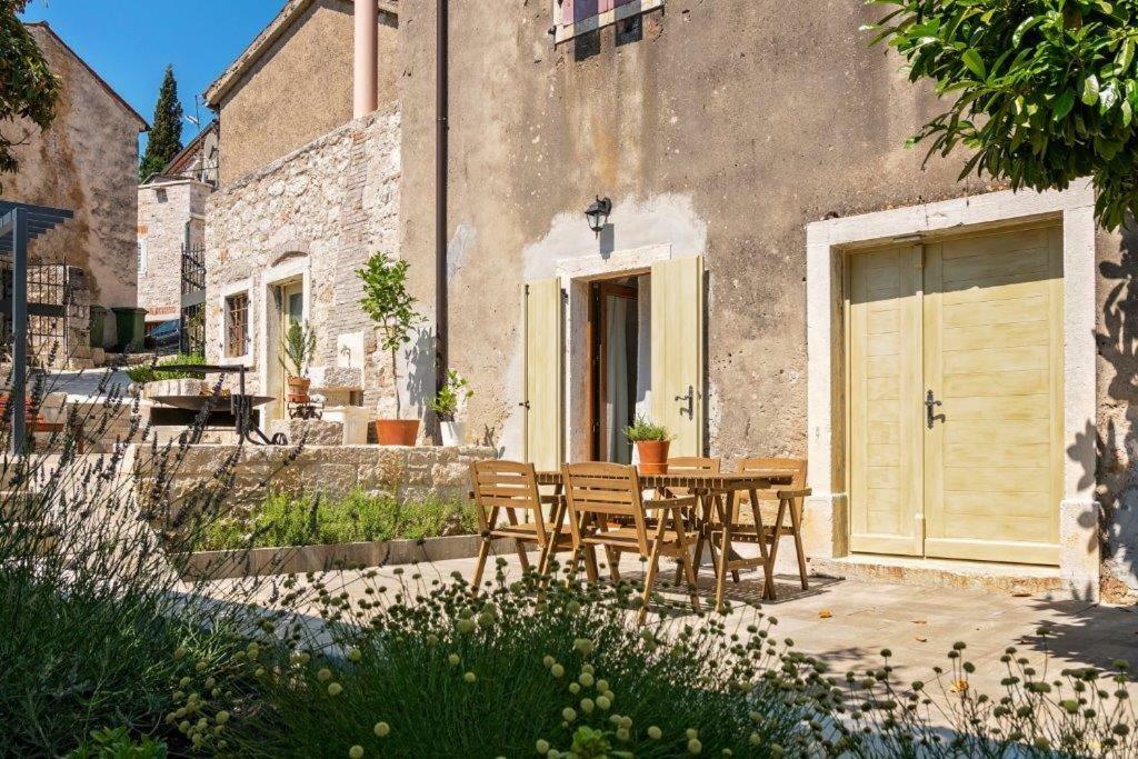 Old Town Studio And Apartment Vrsar Bagian luar foto