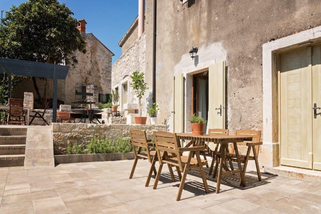 Old Town Studio And Apartment Vrsar Bagian luar foto